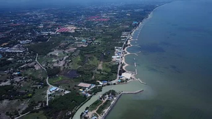 空中射击。在泰国罗勇的Map ta phut industriail Estate进入大海的石波破碎
