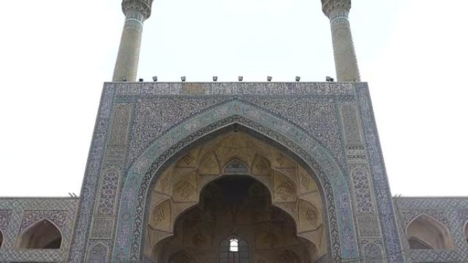 在伊朗伊斯法罕的贾梅清真寺周围漫步。