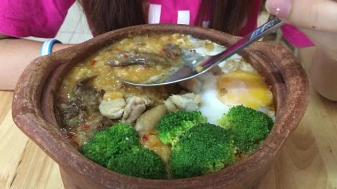 4k镜头: 陶罐中的米粥汤，泰国曼谷的传统食品。
