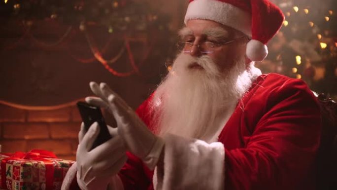圣诞老人使用智能手机，与助手聊天，并监视世界局势