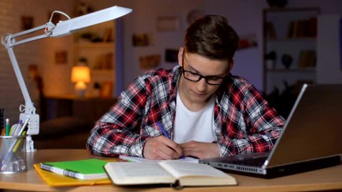 青年男孩写作总结为大学教育中的考试项目做准备