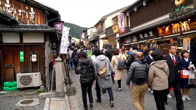 游客在清水寺周围的街道上行走