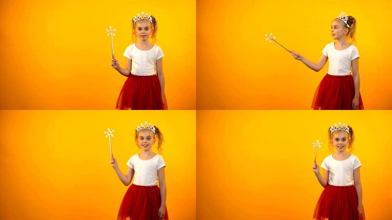 可爱的女孩穿着仙女装看镜头，小公主玩魔杖