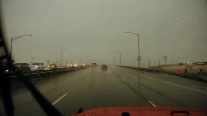 POV汽车在暴雨下行驶: 危险的道路