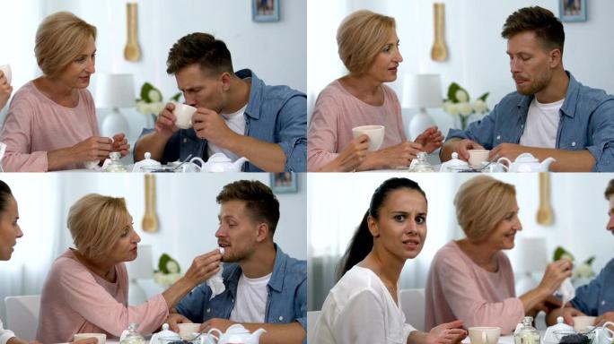 有爱心的母亲在与女友共进午餐时擦儿子的嘴唇，震惊的情况