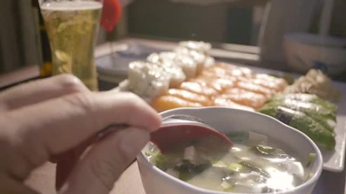 寿司晚餐搅拌味噌汤
