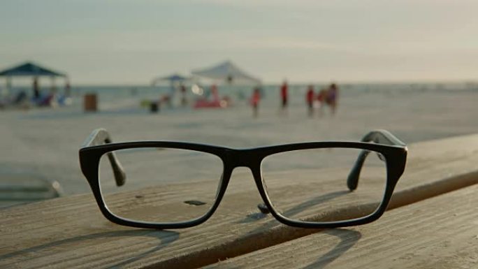 眼镜片长凳佛罗里达海滩人日落夏天