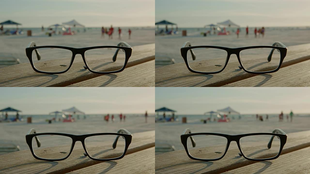 眼镜片长凳佛罗里达海滩人日落夏天