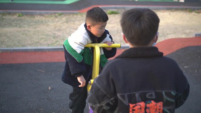 春天公园 小朋友 跷跷板 儿童玩耍