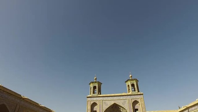 在纳西尔 · 穆克 (Nasir Al-Mulk Mosque) 周围行走 (Pink Mosque