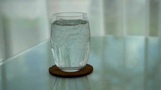 餐桌上的冰水水杯静态实拍玻璃杯