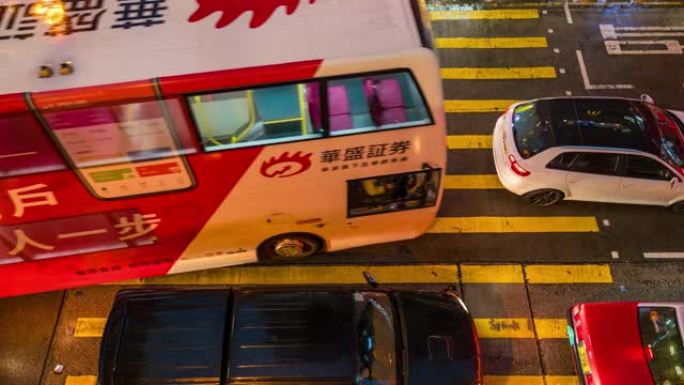 中国香港旺角区一个非常繁忙的十字路口的时间流逝的人和出租车