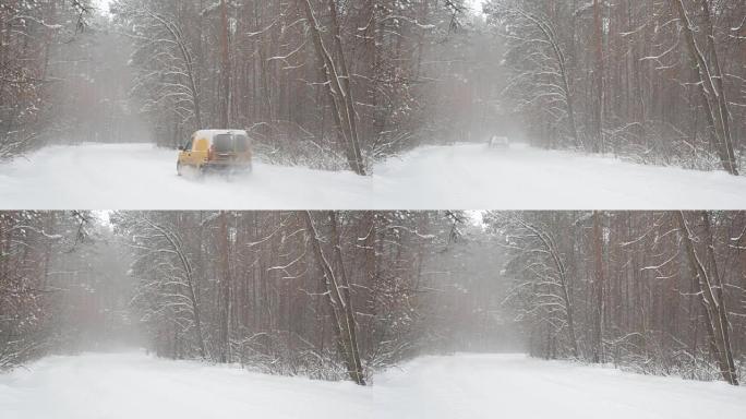 暴风雪中森林路上的汽车。