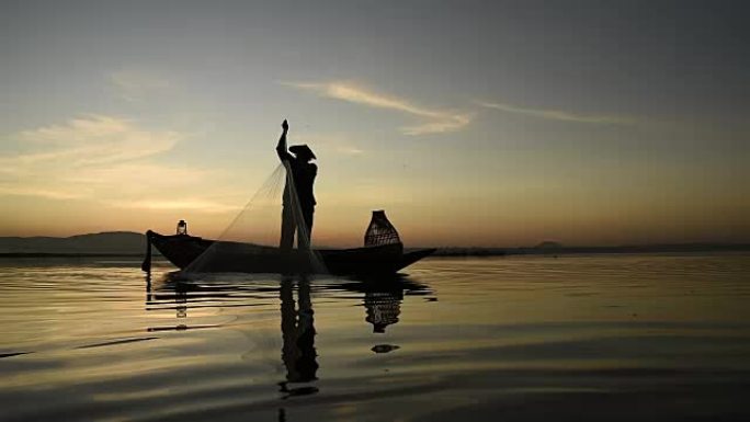 亚洲渔民在湖边捕鱼