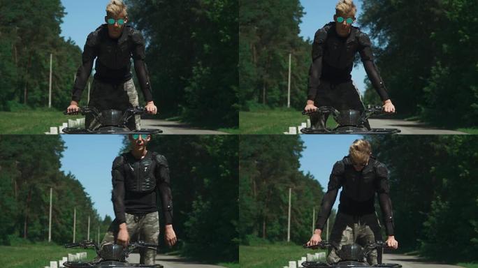 年轻人在乡间小路上骑四轮摩托开车