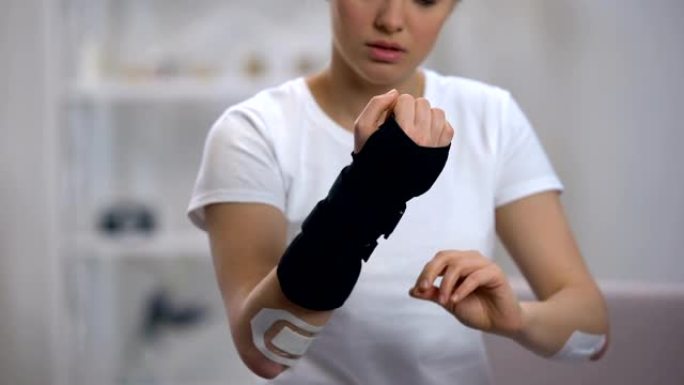 年轻女运动员在创伤，健康后应用泰坦腕部支架康复