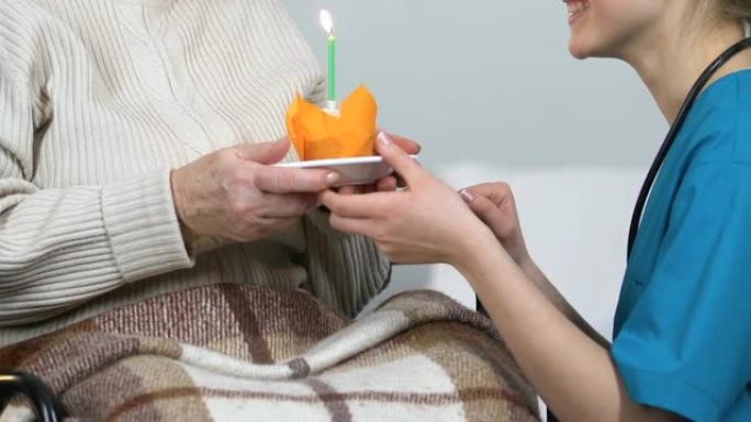 快乐护士祝贺老太太生日，并给松饼蜡烛
