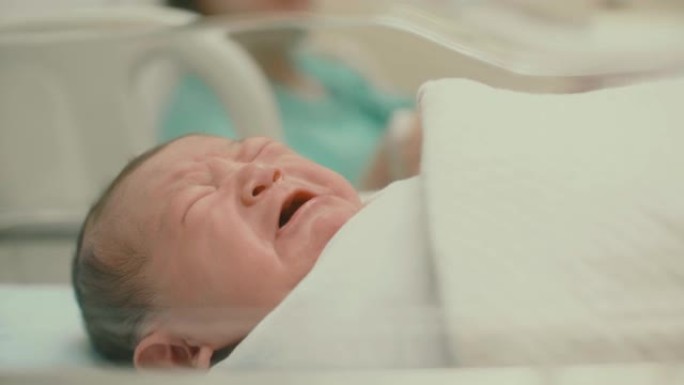 新生婴儿在医院哭泣