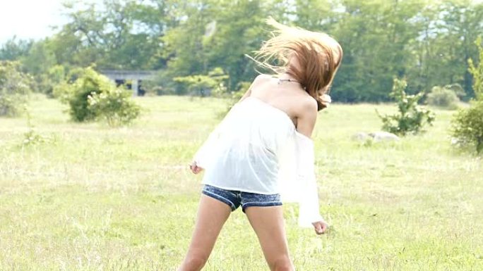 美丽的年轻女子在大自然中玩耍，慢动作