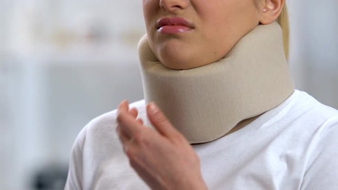 女性在泡沫颈圈创伤后感觉颈部疼痛，康复