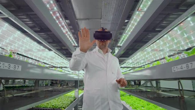 穿着白大褂的男科学家站在垂直农业的走廊上，用水培法配上眼镜，绿色的蔬菜展示周围的虚拟现实