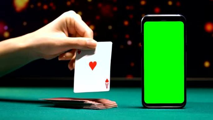 女性展示心中的王牌，智能手机上的黑杰克纸牌游戏，应用程序