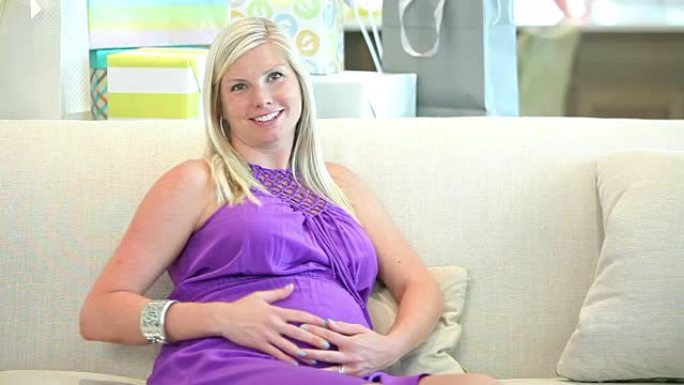 孕妇，背景中的婴儿淋浴礼物