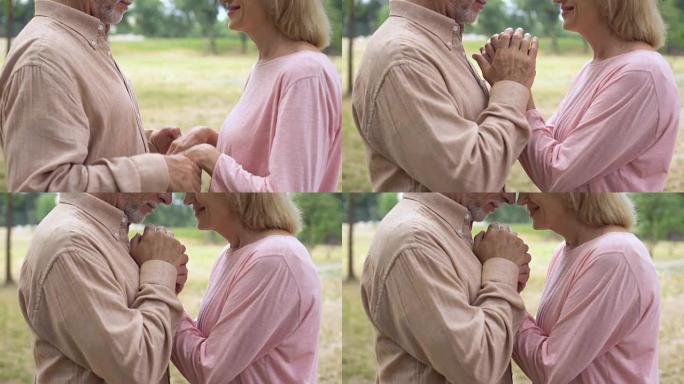 握着女人的手的老人，公园里的浪漫约会，可靠性，感情