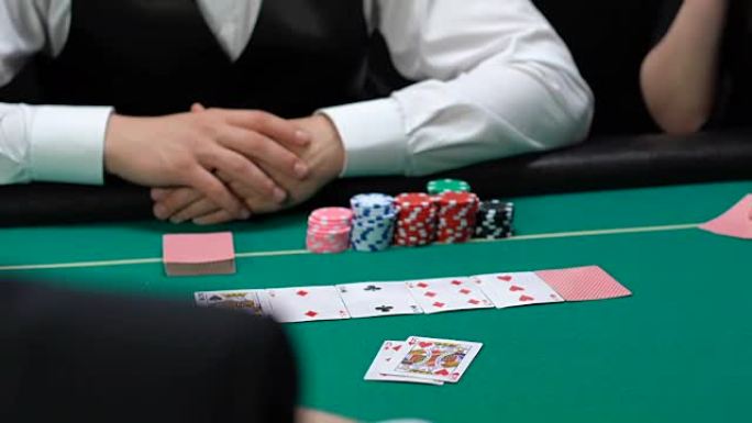 玩家开卡，拥有一对王牌的女人赢得所有金钱，赌场