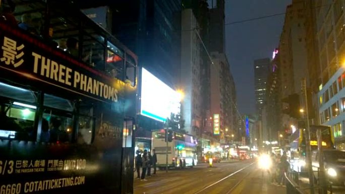 夜间充满活力的香港城市街道、电车及巴士