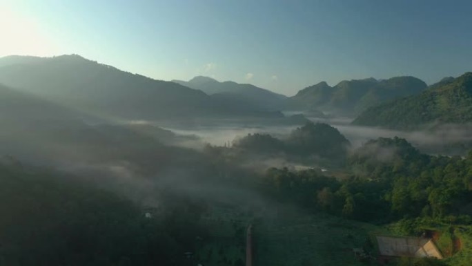 早上飞回山谷覆盖雾的村庄