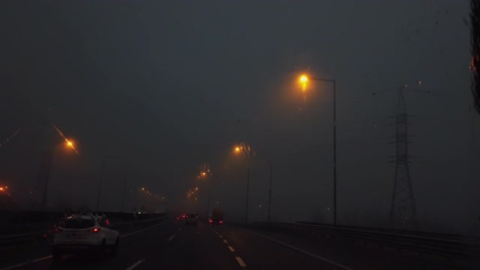在大雾天气下在高速公路上延时