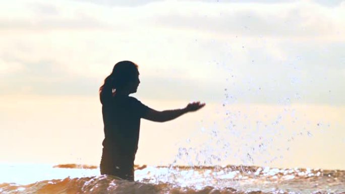 女人泼水周末时光旅游消费海边度假