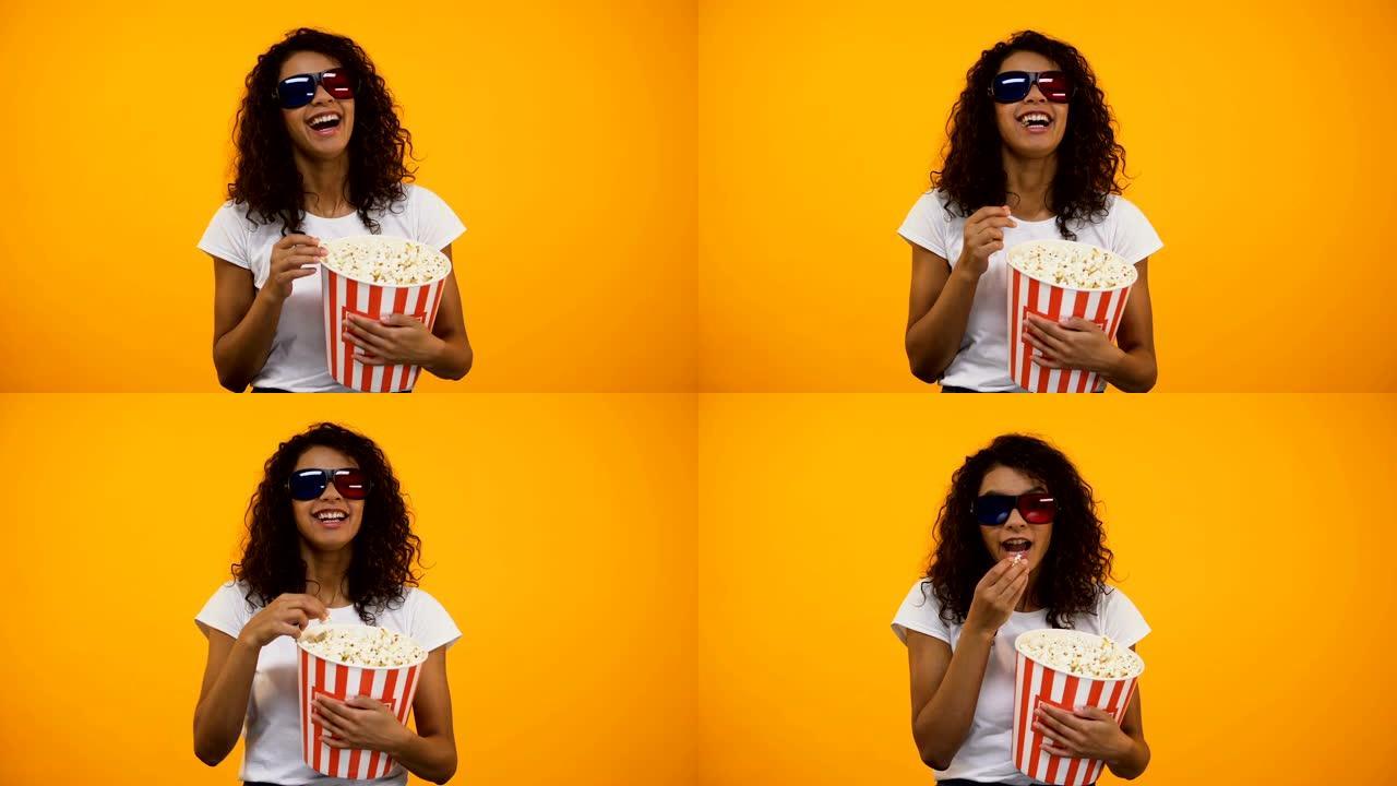 戴3d眼镜的黑人妇女吃爆米花和看喜剧电影，休闲