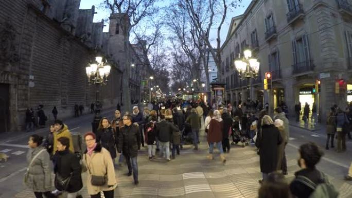 人们走在西班牙巴塞罗那市中心拥挤的La Rambla街