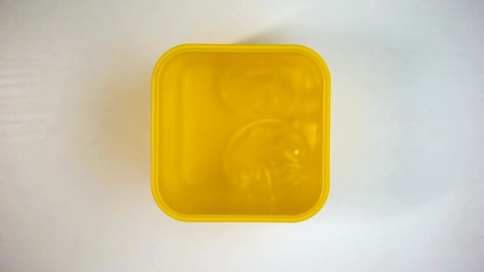 黄色垃圾-装满一次性塑料杯的垃圾箱，利用，停止运动