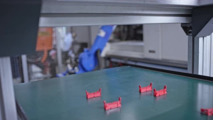 LD工业机械臂将塑料零件放置在工厂的传送带上