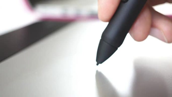 图形设计师使用数字笔在图形平板电脑上绘图，图形设计师工具。