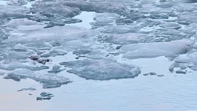 平移镜头: 冰岛Vatnajokull冰川的Jokulsarlon泻湖中漂浮的冰山