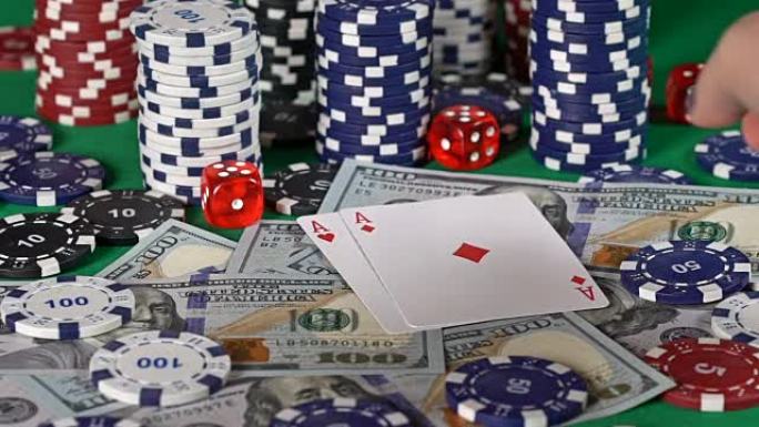 扑克玩家揭示一对王牌，强大的手，钱赢，成功的游戏