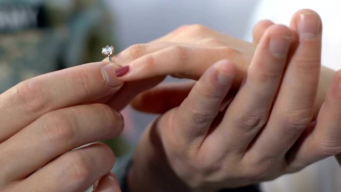 士兵给女性戴上戒指，向女友求婚，夫妇结婚