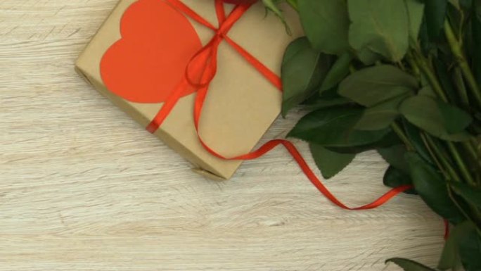 礼盒，玫瑰花束和红包躺在桌子上，情人节