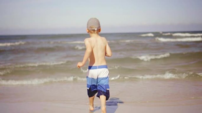 儿童在海滩上奔跑外国小孩子奔跑海边奔跑沙