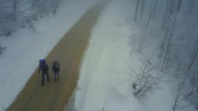情侣在冬季自然户外徒步旅行，鸟瞰图
