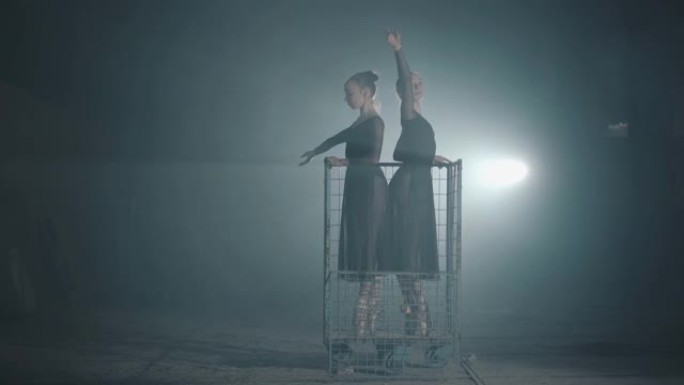 两名优雅的职业芭蕾舞演员在聚光灯下在她的尖头芭蕾舞鞋上跳舞