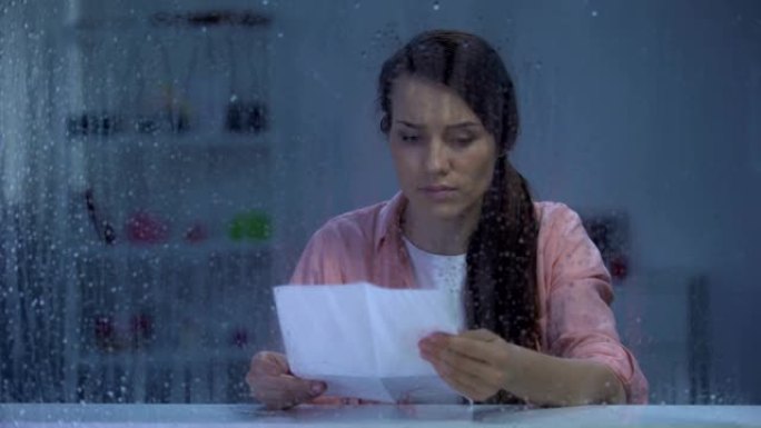 阴雨窗后心烦意乱的女性读信，亲戚传来坏消息