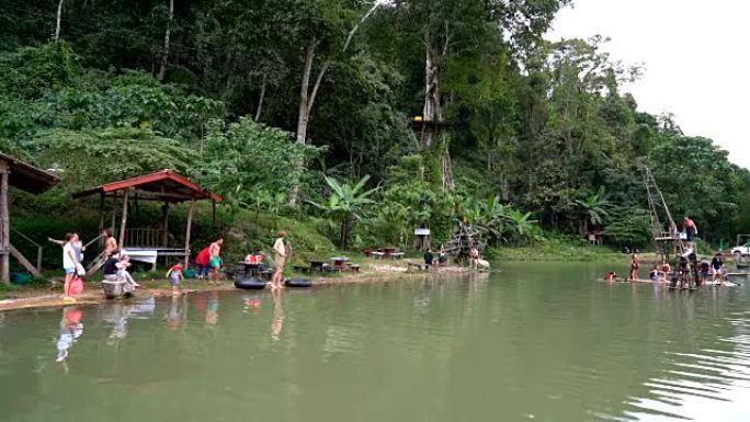 游客在老挝旺维昂的蓝色泻湖享受