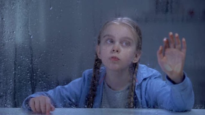 小女孩摸雨窗，被雷声吓到，恶劣的天气条件