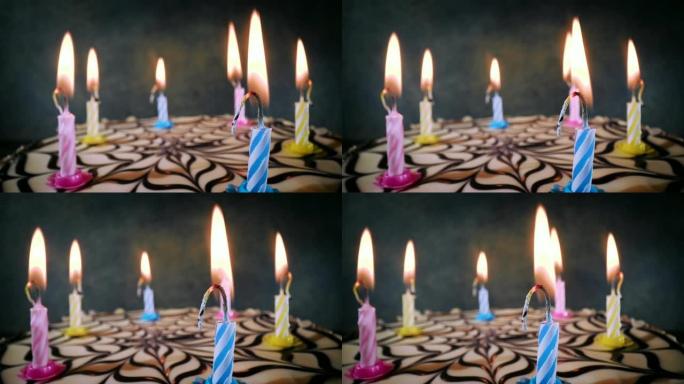 生日蛋糕特写上的蜡烛。