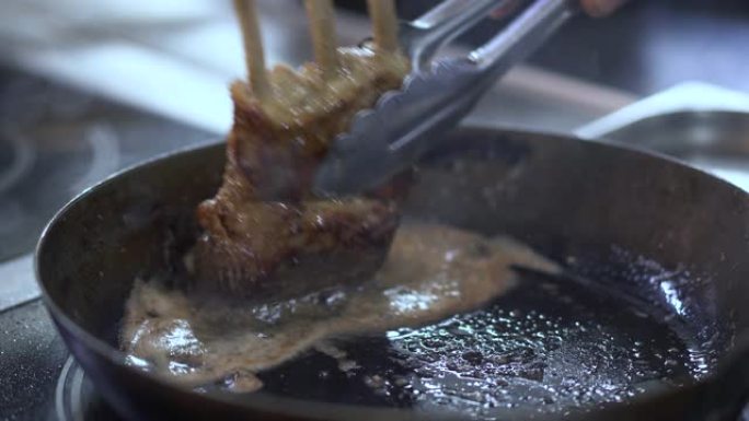 排骨上的一块肉在平底锅中油炸。